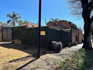 Property grounds - Chic 1-bedroom with WiFi and fitness room in vibrant Johannesburg (Johannesburg)