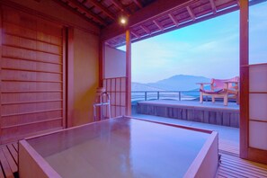 Suite, para no fumadores, vista al jardín (Oimatsu) | Baño | Tina y regadera independientes, secadora de cabello, pantuflas, toallas 