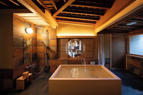 Suite, non-fumeurs, vue jardin (Seizan) | Salle de bain | Baignoire et douche séparées, sèche-cheveux, chaussons
