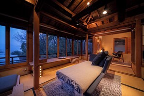 Suite, Nichtraucher, Meerblick (Anan) | Wohnbereich | 40-Zoll-LCD-Fernseher mit Digitalempfang, Fußbodenheizung