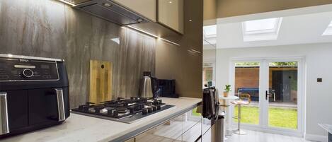 ثلاجة، ميكروويف، فرن، غسالة أطباق