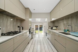 Kühlschrank, Mikrowelle, Ofen, Geschirrspüler