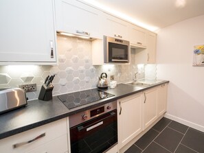 Fridge, microwave, oven, dishwasher - 2 bedroom home within walking distance of the town - Pass the Keys (Shrewsbury)