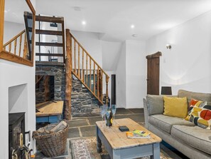 TV, fireplace, books - Newly Renovated Lakeland Cottage - Pass the Keys (Blawith)