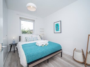 1 bedroom, iron/ironing board, free WiFi, bed sheets - London apartment - Waterfront Terrace & Parking - Pass the Keys (London)