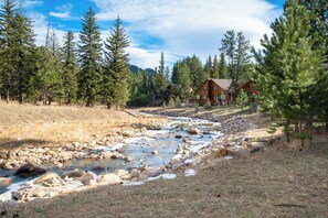 Property grounds - Delightful 3-bedroom townhome on Fall River (Estes Park)