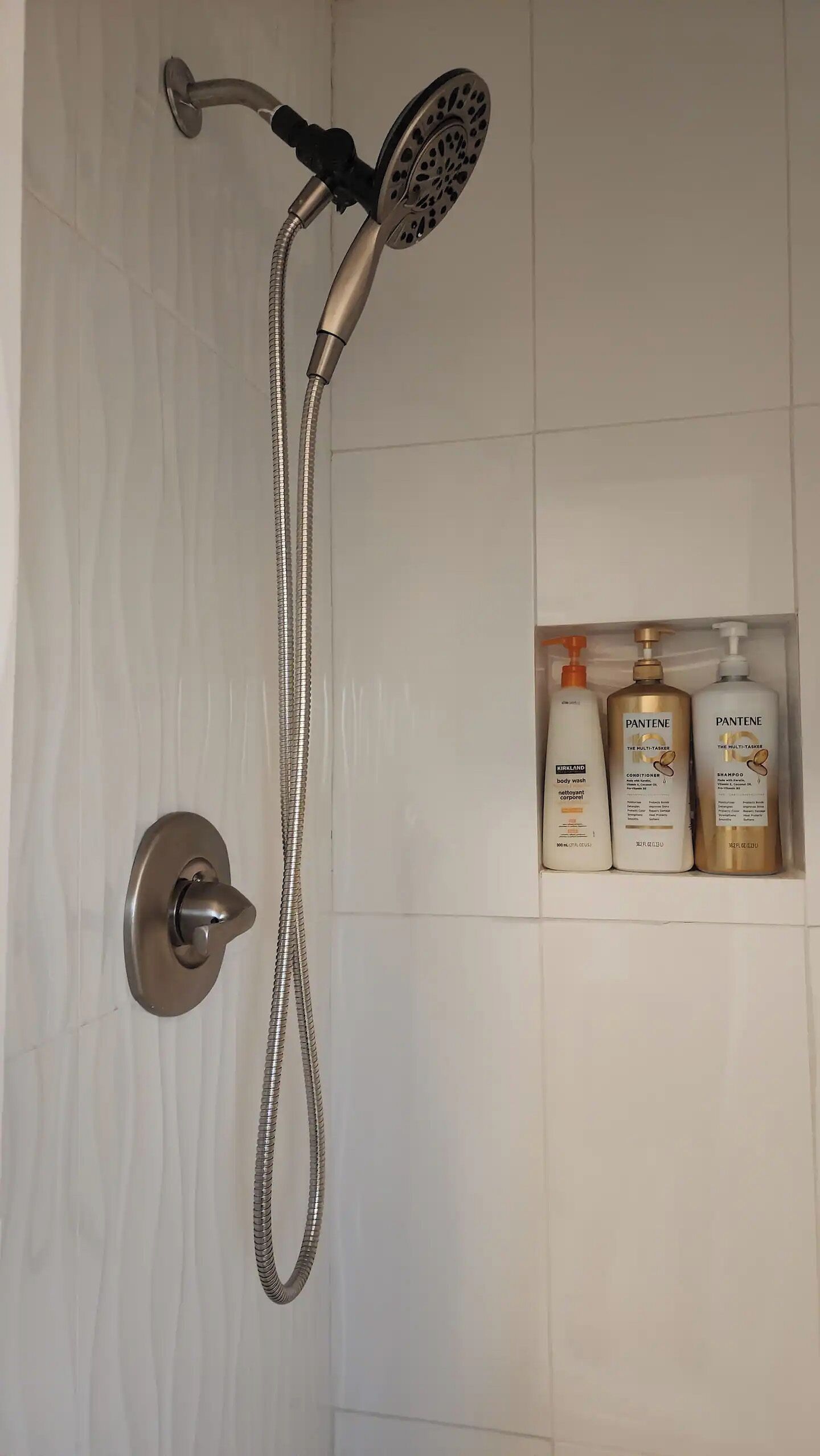 Douche, sèche-cheveux, serviettes fournies, savon