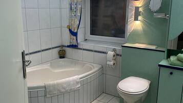 Asciugacapelli, asciugamani, sapone, shampoo