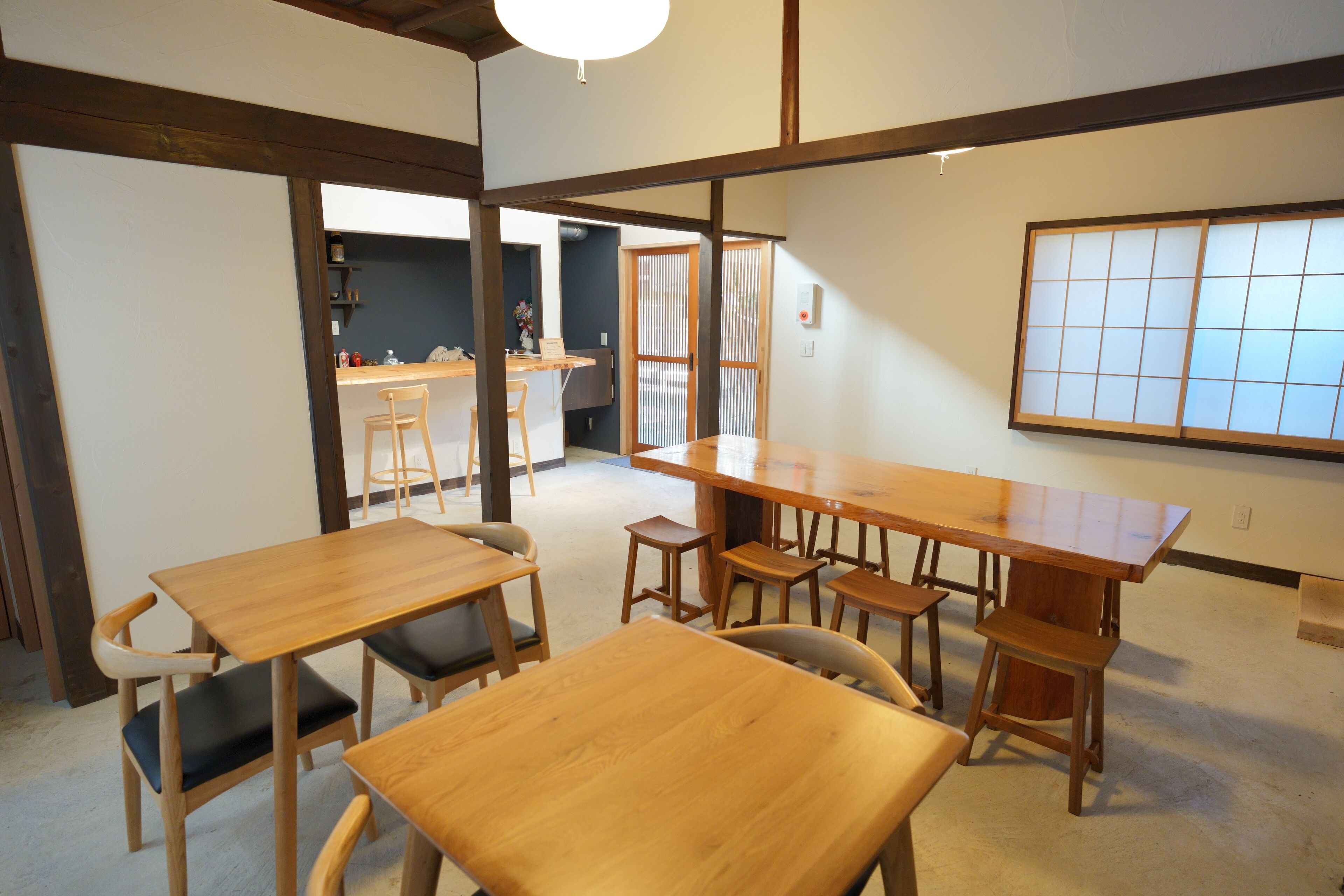 Una stanza tradizionale in stile giapponese, con pavimento in tatami, mobili in legno e porte scorrevoli.