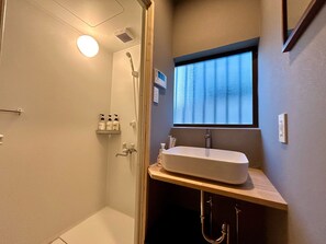 Hårføner, håndklær, såpe og sjampo