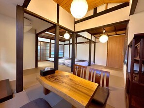 Een traditionele Japanse kamer met tatami vloeren, een lage houten tafel en een futonbed.