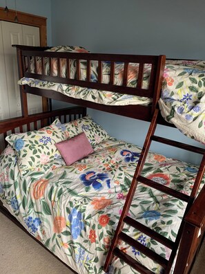 3 bedrooms, iron/ironing board, WiFi, bed sheets