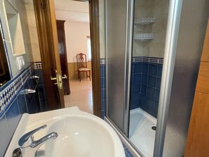 Séchoir à cheveux, serviettes fournies, savon, shampooing