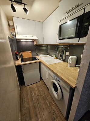 Køleskab, mikrobølgeovn, ovn, kogeplade