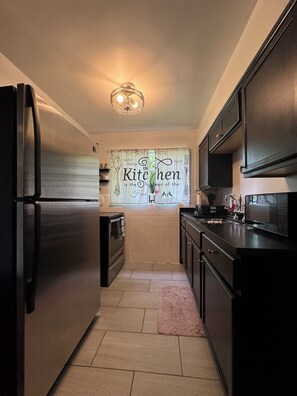 Jääkaappi, mikroaaltouuni, uuni, liesi