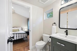 Secadora de cabello, toallas, jabón, papel de baño 