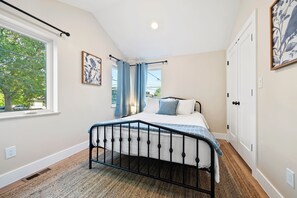 2 habitaciones, tabla de planchar con plancha, wifi y ropa de cama 