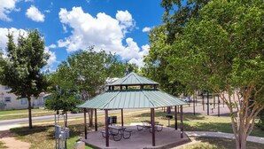Outdoor dining - Facing Collins Garden Park, 2nd Floor Studio (San Antonio)