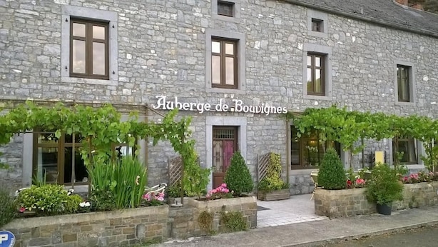 Un edificio de piedra con un letrero que dice "Auberge de Bouvignes".
