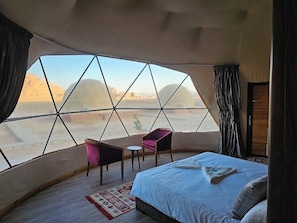 Kahden hengen deluxe-huone, parveke, vuoristonäköala | Tallelokero huoneessa