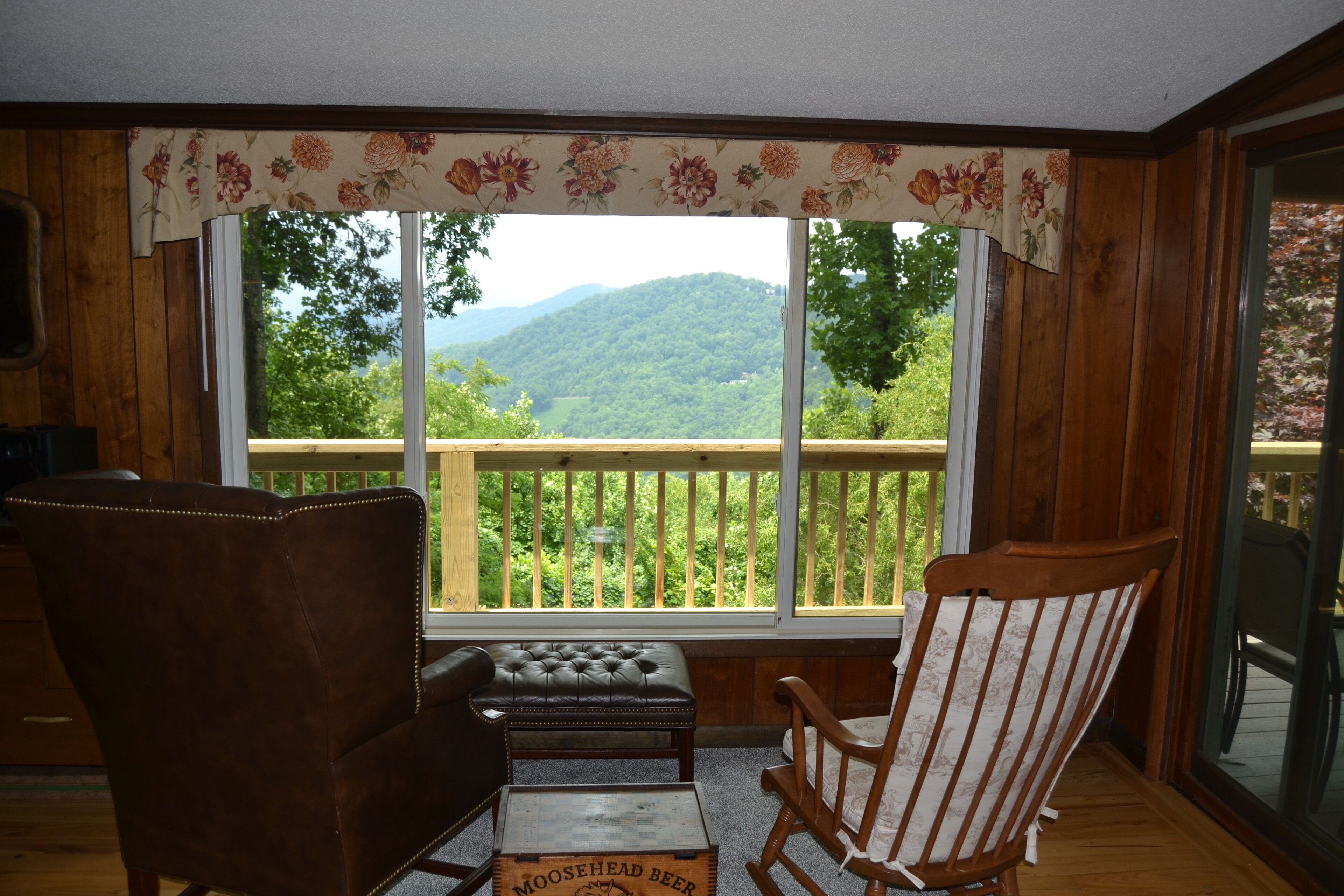 Rustic Charm 4-bedroom spacious Cabin with HOT TUB and Big Smokey Mountain VIEW!