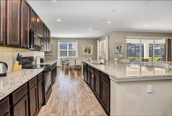 Private kitchen - Summer Special! Near Disney. Sleeps 18. Book Now! (Davenport)