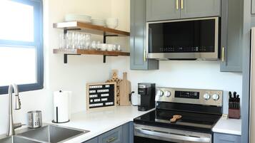 Kylskåp, mikrovågsugn, ugn och spishäll