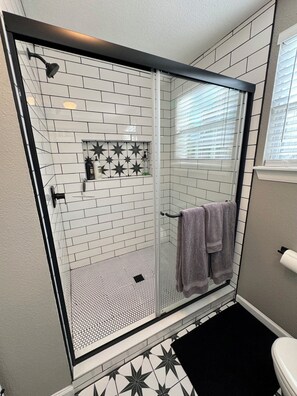 Dusche, Haartrockner, Handtücher, Seife