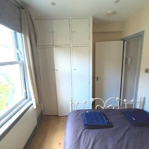 1 habitación, tabla de planchar con plancha, wifi y ropa de cama 