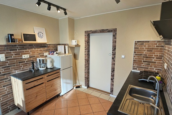 Fridge, oven, stovetop, coffee/tea maker