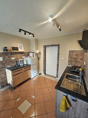 Frigorífico, horno, placa de cocina y cafetera o tetera