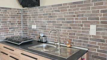 Een koelkast, een oven, een kookplaat, een koffiezetapparaat/waterkoker