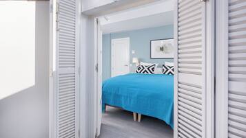 Apartamento clássico | Edredons de pluma, individualmente decorados, individualmente mobiliados