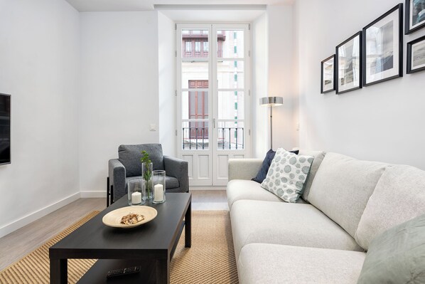 Appartement Confort, 3 chambres | Coin séjour | Télévision de 50 pouces avec chaînes par câble