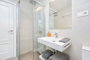 Superior Apartment, 3 Bedrooms | Bathroom