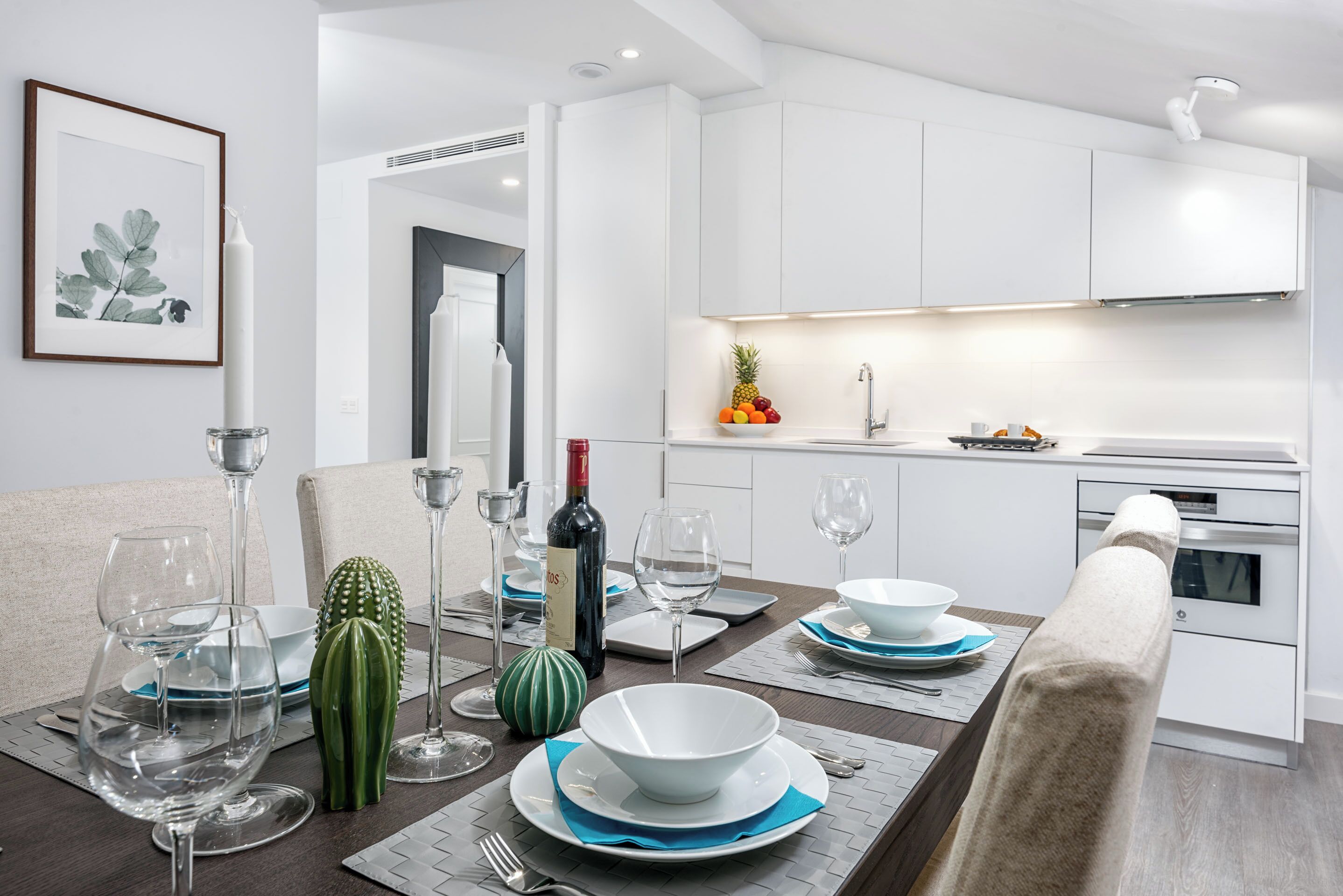 Apartamento clássico | Área de estar | TV 50 polegadas com canais a cabo