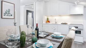 Apartamento clássico | Área de estar | TV 50 polegadas com canais a cabo