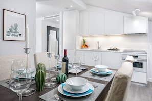 Appartement Classique | Coin séjour | Télévision de 50 pouces avec chaînes par câble