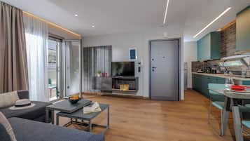 Deluxe Apartment (1st & 2nd floor) | Area soggiorno | TV a schermo piatto 32 pollici con canali via cavo