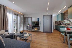 Deluxe Apartment (1st & 2nd floor) | Opholdsområde | 32-tommers fladskærms-tv med kabelkanaler