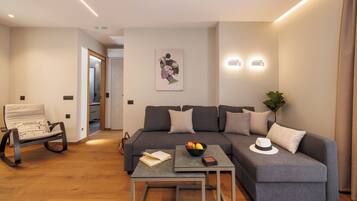 Deluxe Apartment (1st & 2nd floor) | Vardagsrum | 32-tums platt-tv med kabelkanaler