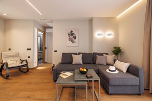 Habitació quàdruple de luxe | Sala d'estar | Televisor de pantalla plana de 32 polzades amb canals per cable 