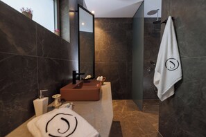 Habitació quàdruple de luxe | Bany | Dutxa, capçal de dutxa tipus cascada, assecador de cabells i tovalloles 