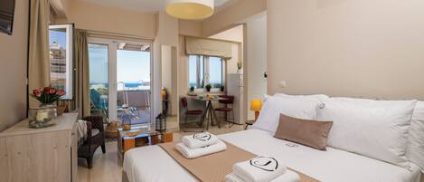 Studio with Terrace(roof garden) | Hypo-allergenic bedding, soundproofing, iron/ironing board, free WiFi