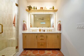 Haartrockner, Handtücher, Seife, Toilettenpapier