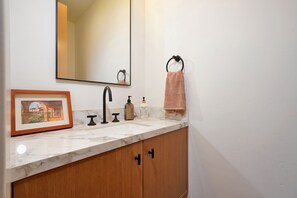 Hair dryer, towels, soap, toilet paper - Charming cottage with WiFi and AC in tranquil San Juan Capistrano (San Juan Capistrano)