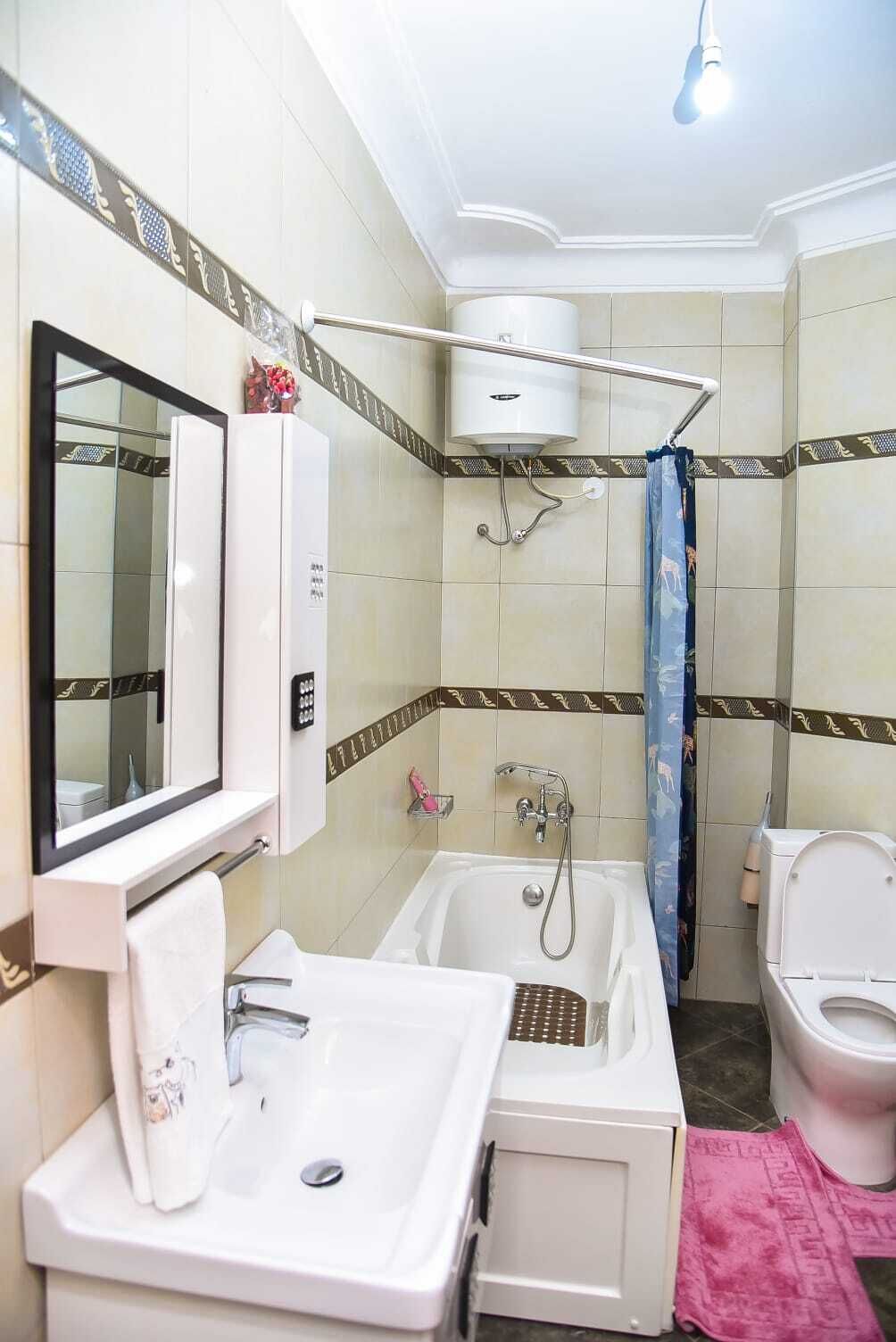 Un baño con bañera, inodoro y lavamanos.