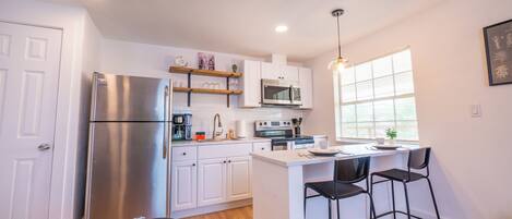 Réfrigérateur, micro-ondes, four, plaque de cuisson