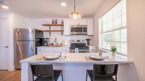 Fridge, microwave, oven, stovetop - Park Facing ~ Pet Friendly ~ Free Parking Studio (San Antonio)