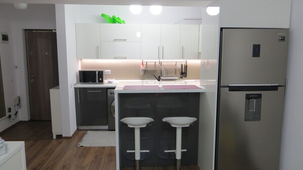 Refrigerador, microondas, horno y parrilla de estufa 